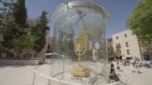 Jerusalem Israel 9月2 2022 黄金のMenorah 防弾ガラスの下で保護されたユダヤ人の記念碑 エルサレムの西壁広場で 被写体の周りを移動するカメラ — ストック動画