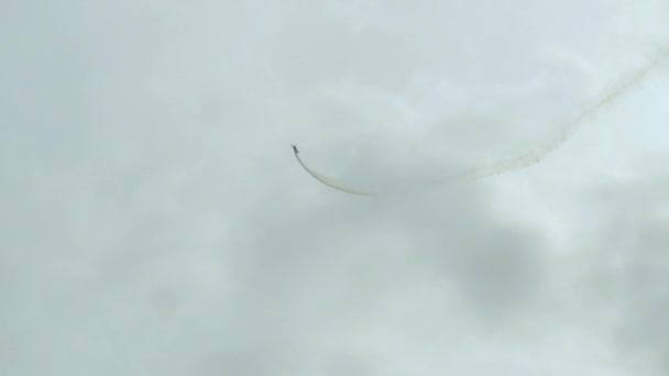 苏霍伊Su 26型特技飞行飞机在拉脱维亚Liepaja波罗的海航展观众前进行动态机动飞行 白烟小径 — 图库视频影像