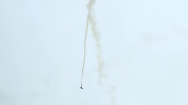 スホーイSu 26エアロバティック航空機は ラトビアのリーパジャのバルト航空ショーで観客の前でダイナミックな操縦を行い 白い煙道 バレルロール — ストック動画