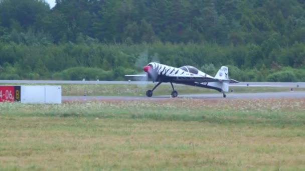 Sukhoi Aerobatic Airplane Taxiing Runway Front Spectators Baltic Airshow Liepaja — Stock Video