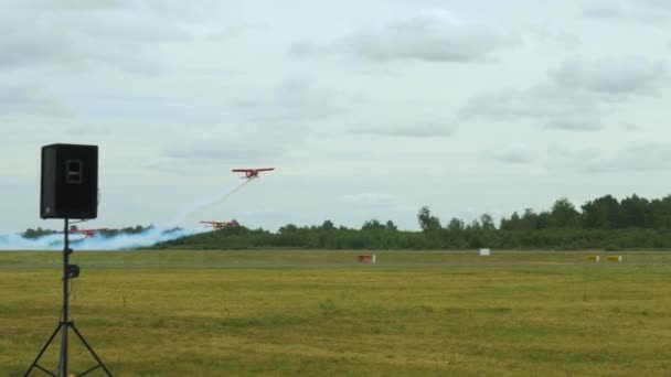 在拉脱维亚Liepaja举行的波罗的海航展上 三架从跑道起飞并在观众面前进行动态机动飞行的特技飞行飞机在白烟小径上盘旋 — 图库视频影像