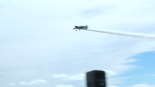 苏霍伊Su 26型飞机在拉脱维亚Liepaja波罗的海航展的观众面前进行动态机动飞行 白烟小径 — 图库视频影像