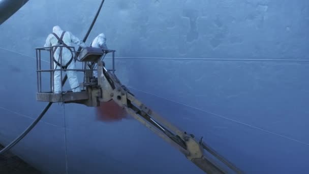 Великий Корабель Пофарбований Працівниками Причалу Сухий Док Пофарбуйте Човен Плавучому — стокове відео