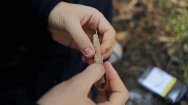 Zbliżenie Ujęcia Ludzkich Rąk Toczących Marihuanę Tępym Narzędziem Przygotowuję Się — Wideo stockowe