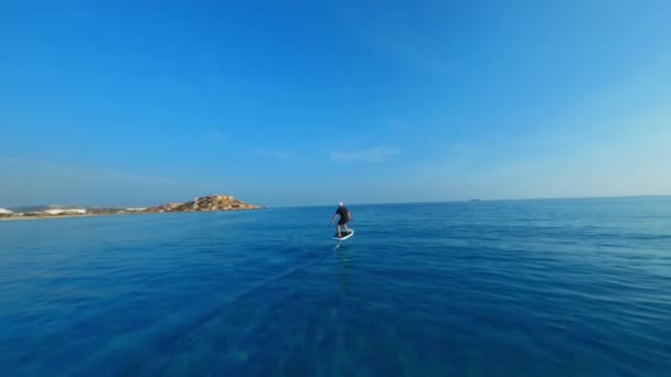 从空中看 一个年轻人骑着一种新型可再生的绿色水上飞机 叫做电水翼 人坐着水翼滑过玻璃般的海水 这就是海洋旅行的未来 — 图库视频影像