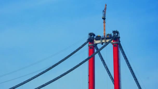 吊橋の建設 大規模な橋の建設現場でのコンクリート列とクレーン 橋の建設時間の経過 — ストック動画