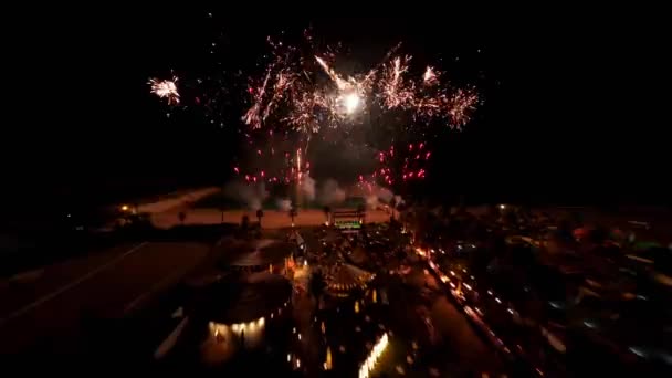 素晴らしい花火大会 ユニークなクローズアップ空撮 上から美しい色 花火の中を飛ぶ 暗闇の中で爆発する花火の壮大な花火の空中ナイトショット — ストック動画