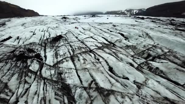 Вид Воздуха Людей Путешествующих Текстурированному Льду Ледника Slheimajkull Исландия Летом — стоковое видео