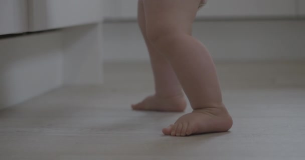 不安定な赤ん坊の足の手持ち撮影 — ストック動画
