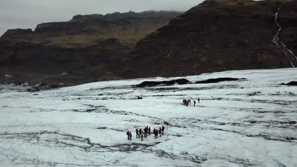 Вид Воздуха Людей Путешествующих Леднику Slheimajkull Исландия Летом — стоковое видео