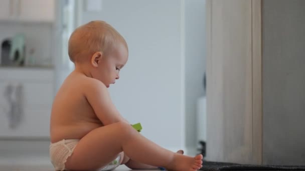 Милий Хлопчик Підгузках Тримає Іграшки Кухні Вид Збоку — стокове відео