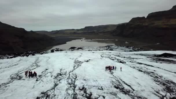 Вид Воздуха Людей Путешествующих Леднику Slheimajkull Исландия Летом — стоковое видео