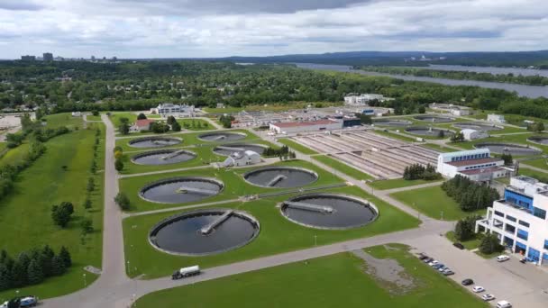 Canadese Rioolwaterzuiveringsinstallatie Naast Ottawa River Een Bewolkte Zomerdag — Stockvideo