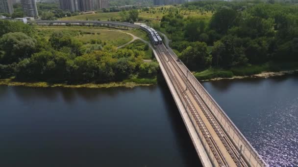 オタワLrtライトレールのドローンビデオは ライドー川を渡ってハードマン橋を旅します — ストック動画
