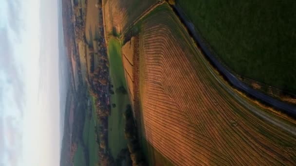 Verticaal Schot Landbouwgrond Platteland Bij Zonsondergang West Sussex Engeland — Stockvideo
