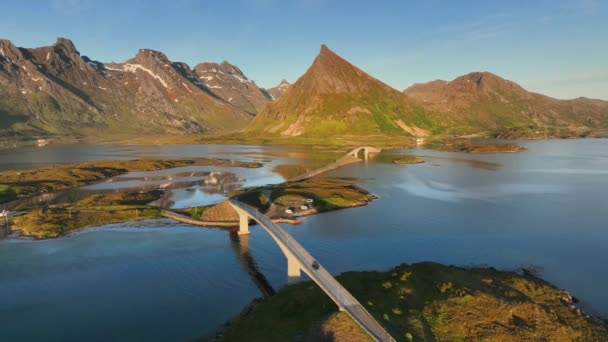 Samochód Przejeżdżający Przez Mosty Fredvangbruene Lato Lofoten Norwegia Widok Powietrza — Wideo stockowe