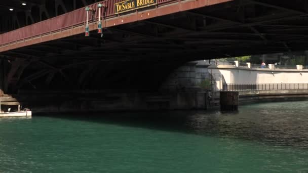 シカゴのダウンタウンにあるDusable Bridge American National Flags米国 ティルトアップビューリバーウォークから スローモーション — ストック動画