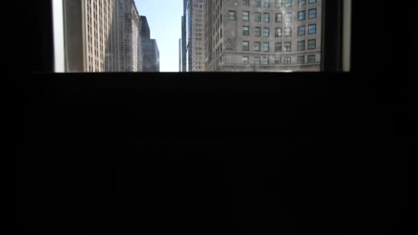ミシガン通り交通と歩道の人々 ダウンタウンシカゴ米国 耐久性のある橋の家の窓からの眺めを明らかにする — ストック動画