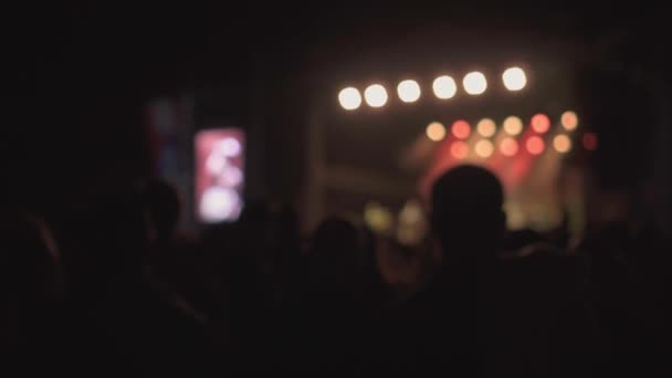 Спокійні Шанувальники Спостерігають Живий Виступ Або Концерт Сцену Повну Світла — стокове відео