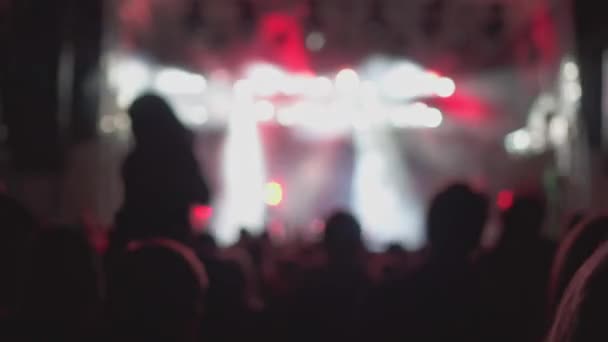 Vista Borrosa Los Fans Del Festival Música Luces Rojas Blancas — Vídeo de stock