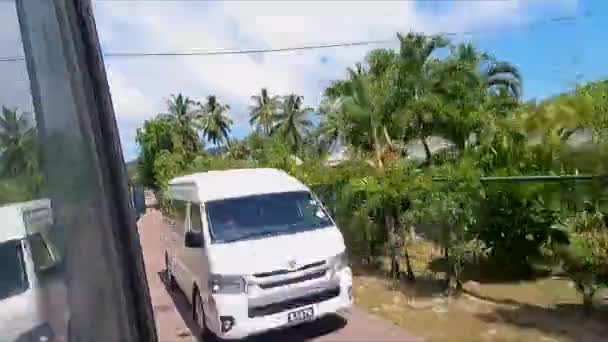 热带岛屿上行驶在公路上的公共汽车的窗外 — 图库视频影像
