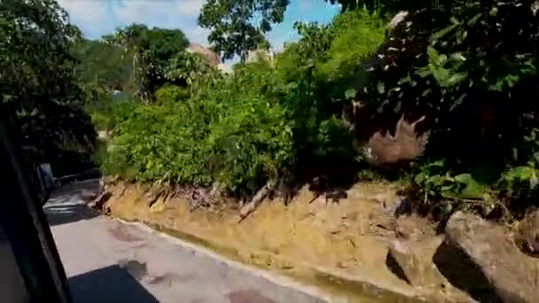 トロピカル島の小さな道路を走行する公共バスからの眺め — ストック動画