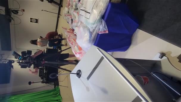 垂直ショット カナダで記者会見で発表される薬物バスト操作で押収された違法薬物の密封パック — ストック動画