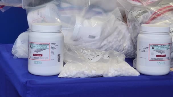 カナダのミシサガで活動しているシンジケートを調査した後 ピール地方警察による薬物逮捕の証拠として押収されたテバ オキシコドンやその他の麻薬のボトルの閉鎖的なショット — ストック動画
