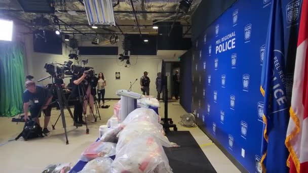 Preparación Prensa Policial Para Hablar Cantidad Masiva Drogas Ilegales Confiscadas — Vídeos de Stock
