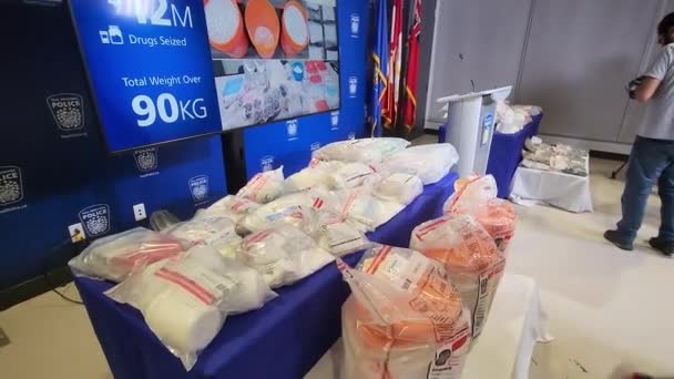 警方查获了非法毒品和麻醉品 在桌子上向新闻界展示 — 图库视频影像