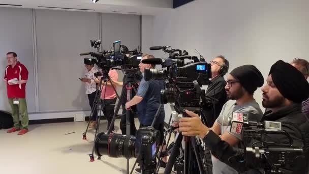Δημοσιογράφοι Ειδήσεων Εικονολήπτες Επαγγελματικές Κάμερες Και Εξοπλισμό Που Καταγράφουν Συνέντευξη — Αρχείο Βίντεο