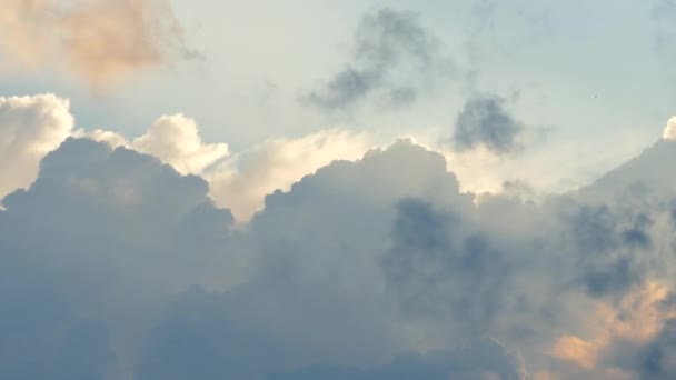Beyaz Mavi Turuncu Tonlu Bulutların Huzur Verici Bir Zaman Atlaması — Stok video
