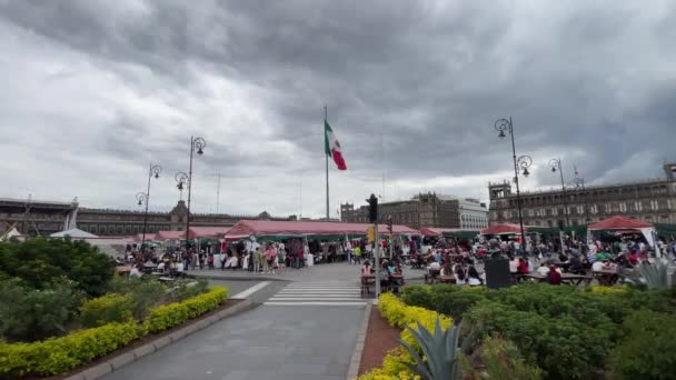 Meksika Bayrağının Günbatımında Mexico City Sallanan Yavaş Çekim Görüntüsü — Stok video