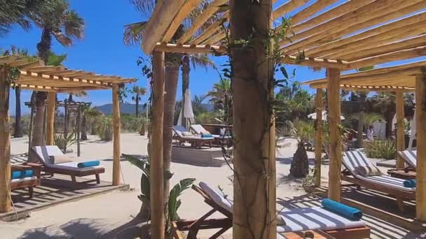 Empty Beach Resort Warme Zonnige Dag Cabana Ligbedden — Stockvideo