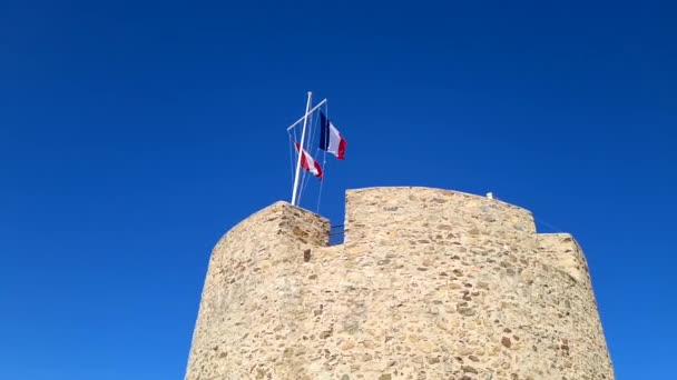 Γαλλική Εθνική Και Sain Trope Πόλη Σημαίες Κυματίζει Στην Ιστορική — Αρχείο Βίντεο