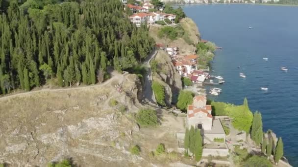Drönare Cirklar Runt John Church Vid Sjön Ohrid Cliff Höga — Stockvideo