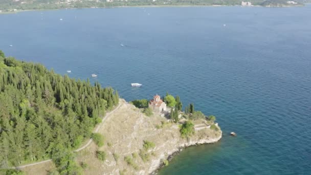 Drone Volant Vers Église John Sur Falaise Lac Ohrid Macédoine — Video