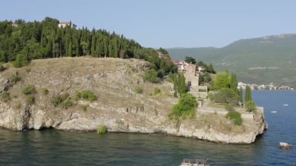 Drone Tournant Autour Église John Sur Lac Ohrid Cliff Été — Video