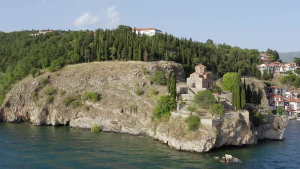 Drone Autour Cliff Sur Lac Ohrid Avec Église John Kaneo — Video