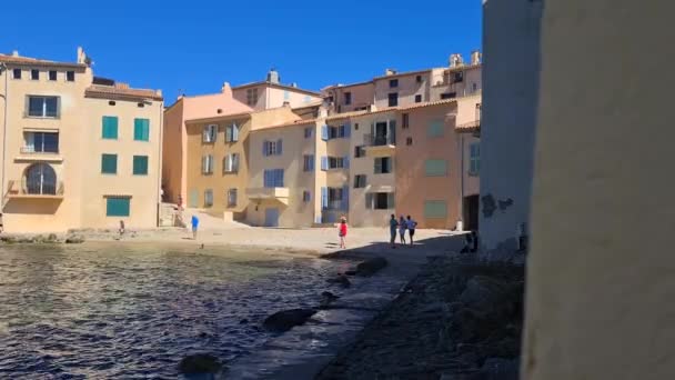 Saint Tropez Frankrike Människor Promenader Vid Pebble Beach Framför Gamla — Stockvideo