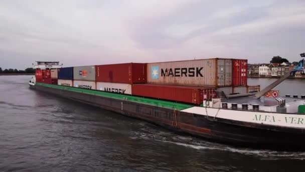 Full Container Ship Atravessa Rio Dordrecht Holanda Imagens Drones Aéreos — Vídeo de Stock