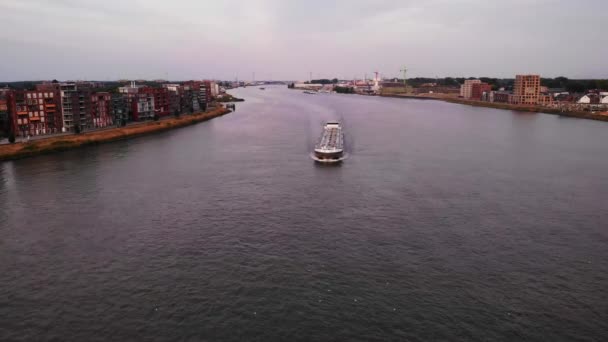 Leere Containerschiffe Kreuzen Durch Dordrecht Auf Dem Fluss Niederlande — Stockvideo
