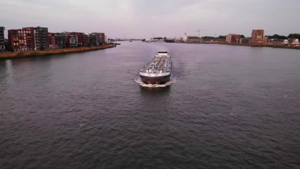 Tomme Containerskip Kjører Gjennom Elva Nederland Antenne Drone Som Viser – stockvideo