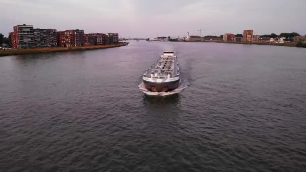 荷兰多得勒支沿河航道航行的货舱驳船 水路船舶航迹航迹图 — 图库视频影像