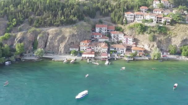 オフリド湖の夏の海岸北マケドニアの家やボート ドローン — ストック動画