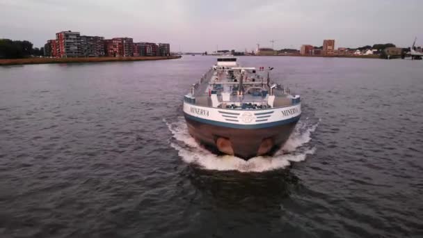 Dordrecht Netherlands的货舱驳船 原油油轮 航道船只沿河航行 航行与海岸线海上航行空中跟踪视图 — 图库视频影像