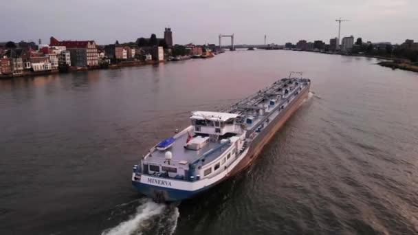 米涅瓦号航空母舰在多得勒支市航行时的无人驾驶飞机镜头 以及阳光照射在荷兰河流上的倒影 — 图库视频影像