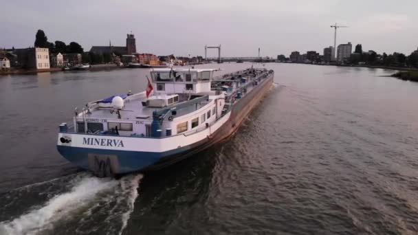 米涅瓦 号船继续驶过荷兰最古老城市多德雷赫特市 — 图库视频影像