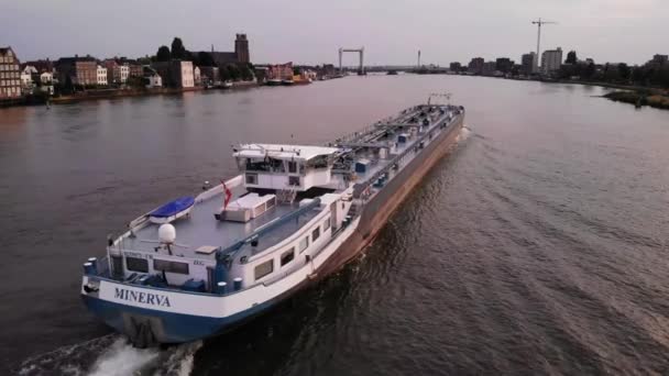 米涅瓦号船顺利通过荷兰最古老城市多德雷赫特市的后续航拍 — 图库视频影像