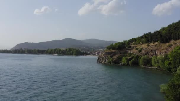 Κηφήνας Που Πετά Από Λίμνη Οχρίδα Τριανταφυλλιές Γεμάτο Παράκτιους Βράχους — Αρχείο Βίντεο